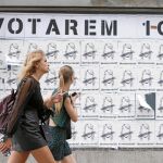 Las calles de Barcelona, empapeladas con carteles en favor del «sí»