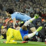 Neymar se queja por una acción de Cavani en el Brasil-Uruguay