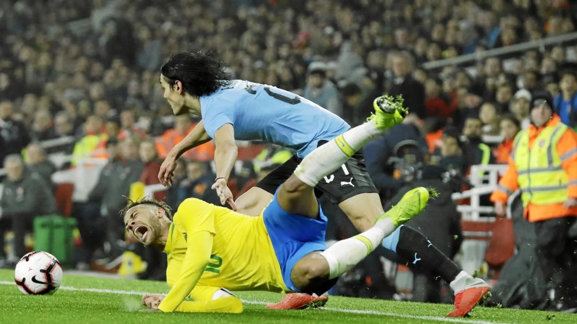 Neymar se queja por una acción de Cavani en el Brasil-Uruguay