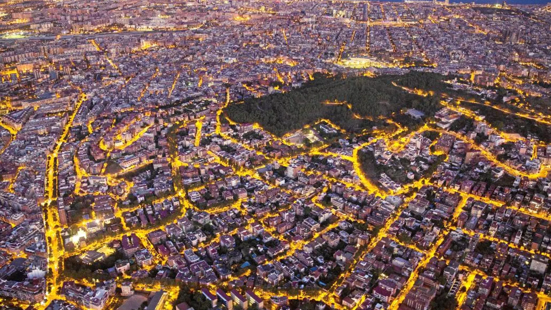 Una imagen nocturna de la Ciudad Condal tomada desde un helicóptero