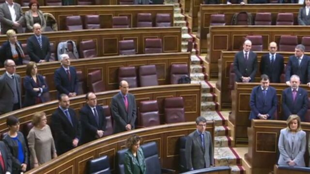 Los diputados de Podemos se ausentaron del hemiciclo durante el minuto de silencio