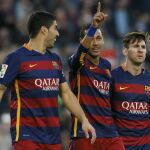 Neymar celebra su gol junto a Luis Suárez y Messi.