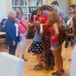 Carmena recibe a uno de los grupos que participó en la visita guiada por las dependencias municipales.