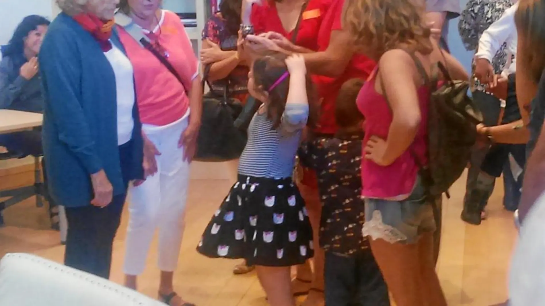Carmena recibe a uno de los grupos que participó en la visita guiada por las dependencias municipales.
