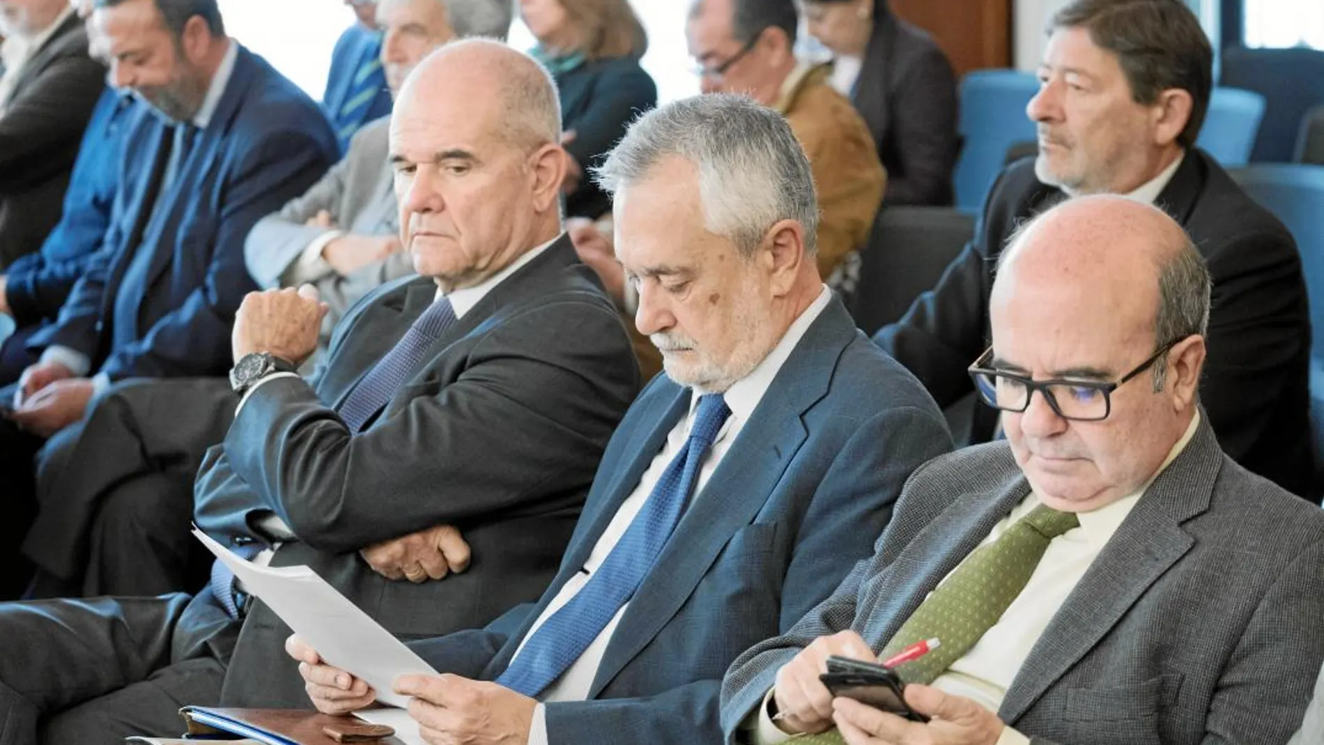 De izquierda a derecha y en primer plano, Manuel Chaves, José Antonio Griñán y Gaspar Zarrías, en el primer juicio de los ERE