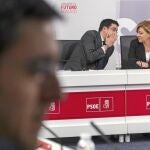 Óscar López charla con Elena Valenciano y Rubalcaba, ayer, en la reunión de la ejecutiva federal del PSOE. En primer término, Eduardo Madina