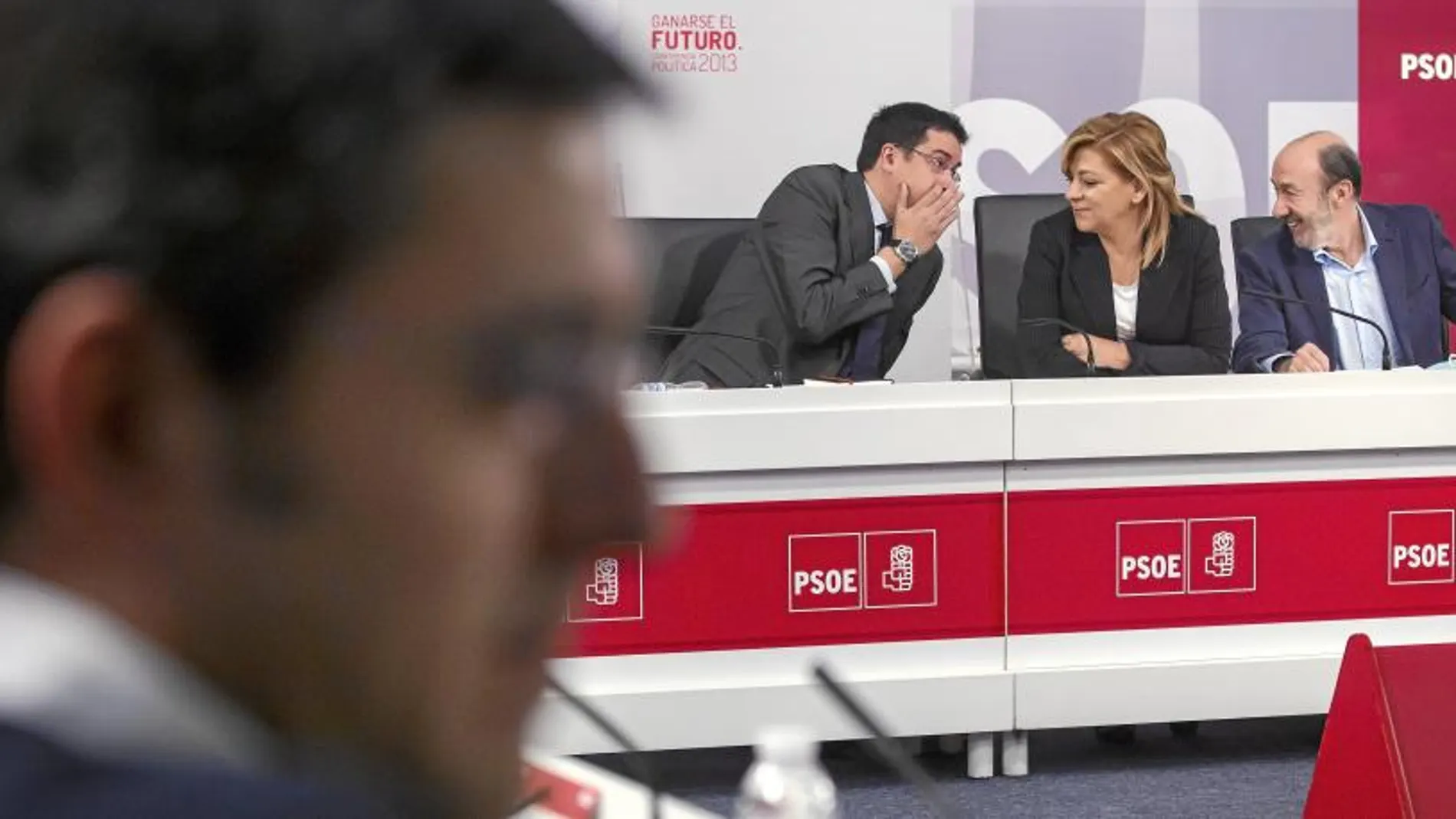 Óscar López charla con Elena Valenciano y Rubalcaba, ayer, en la reunión de la ejecutiva federal del PSOE. En primer término, Eduardo Madina