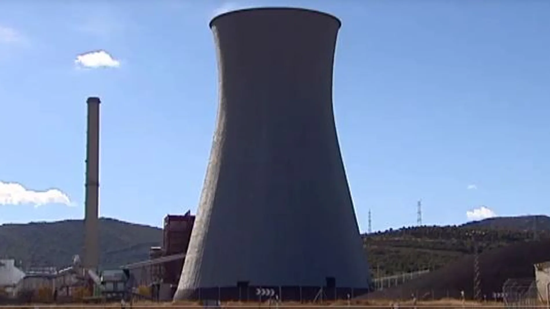 Derriban una torre de la central térmica en Puertollano