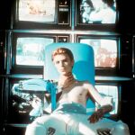 David Bowie en una escena de «El hombre que vino de las estrellas», estrenada en 1976 en el Festival de Cine de Berlín.