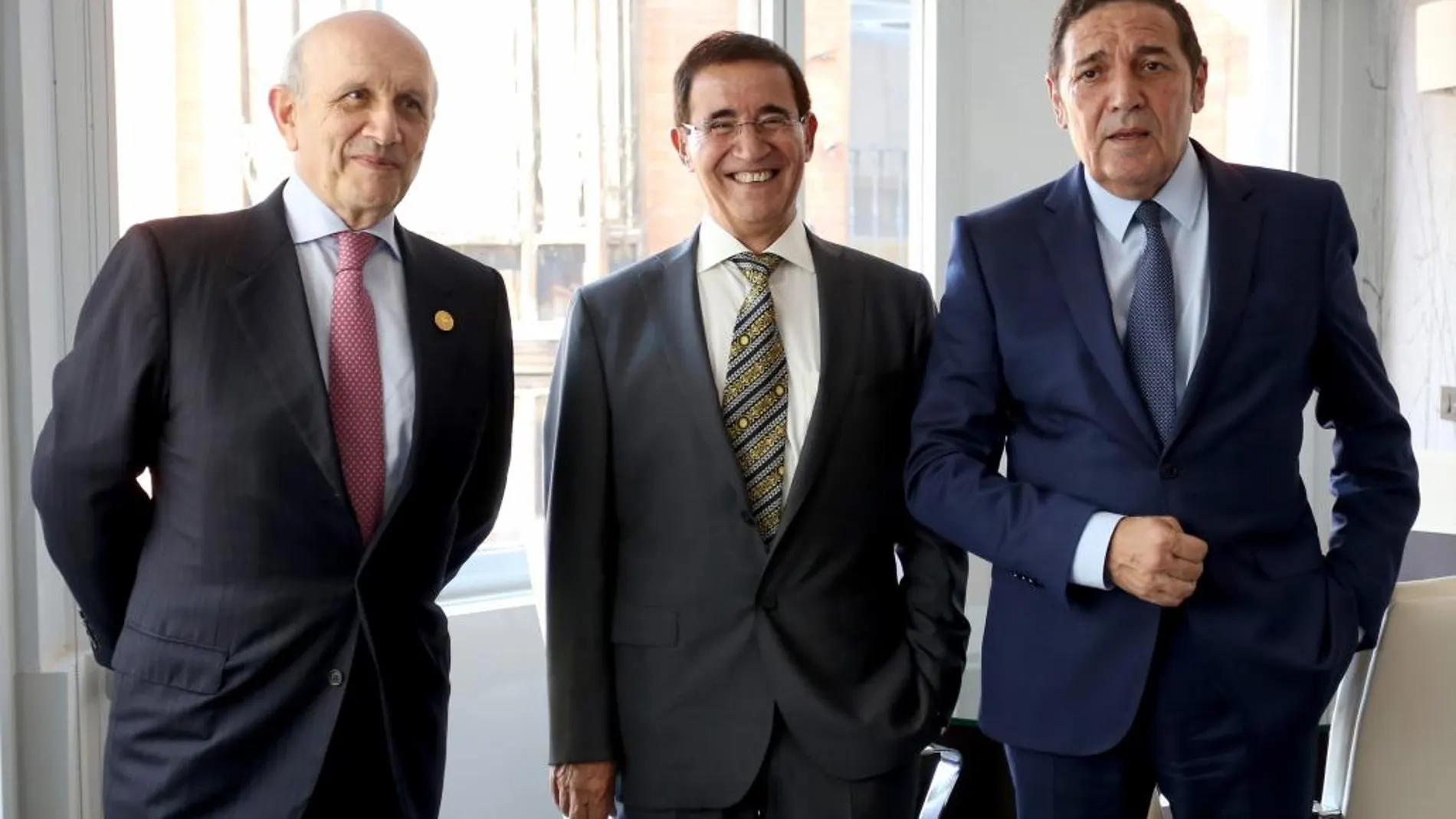 Sáez Aguado inaugura la nueva sede del Colegio de Enfermería junto Alfredo Escaja y Máximo González