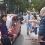 Momento de la tensa discusión entre el conductor y la familia que presuntamente intentó abandonar a su perro
