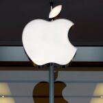 Logotipo de la compañía en una tienda de Apple en Washington / Foto: Efe