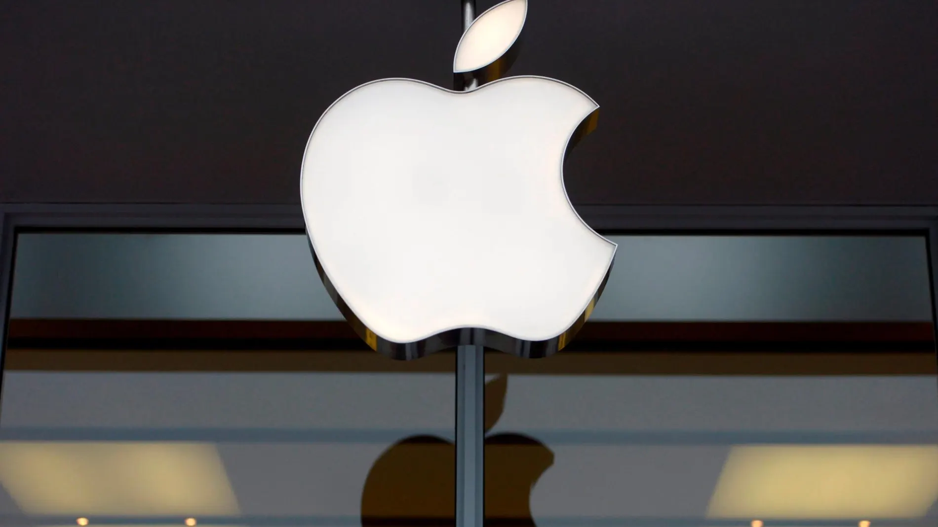 Logotipo de la compañía en una tienda de Apple en Washington / Foto: Efe