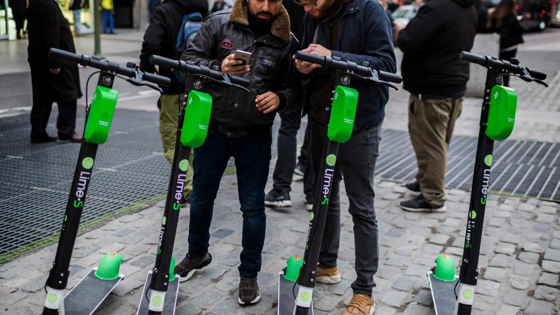 Patinetes Eléctricos en la Ciudad de Madrid / Alberto R. Roldan