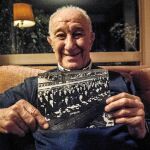 Achille, de 90 años, posa con la foto de la firma durante la entrevista con LA RAZÓN, en Roma
