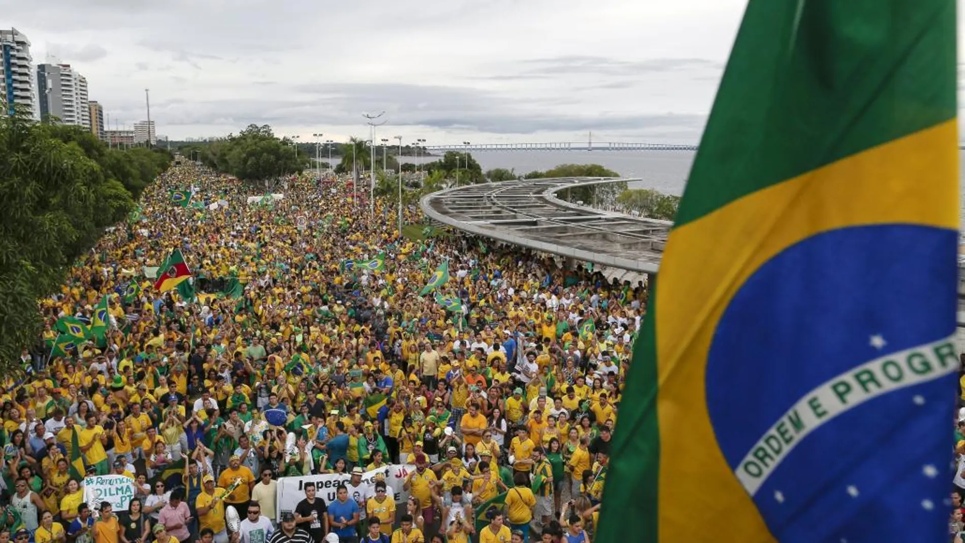 Miles de personas se manifestaron en Río contra Dilma Rousseff