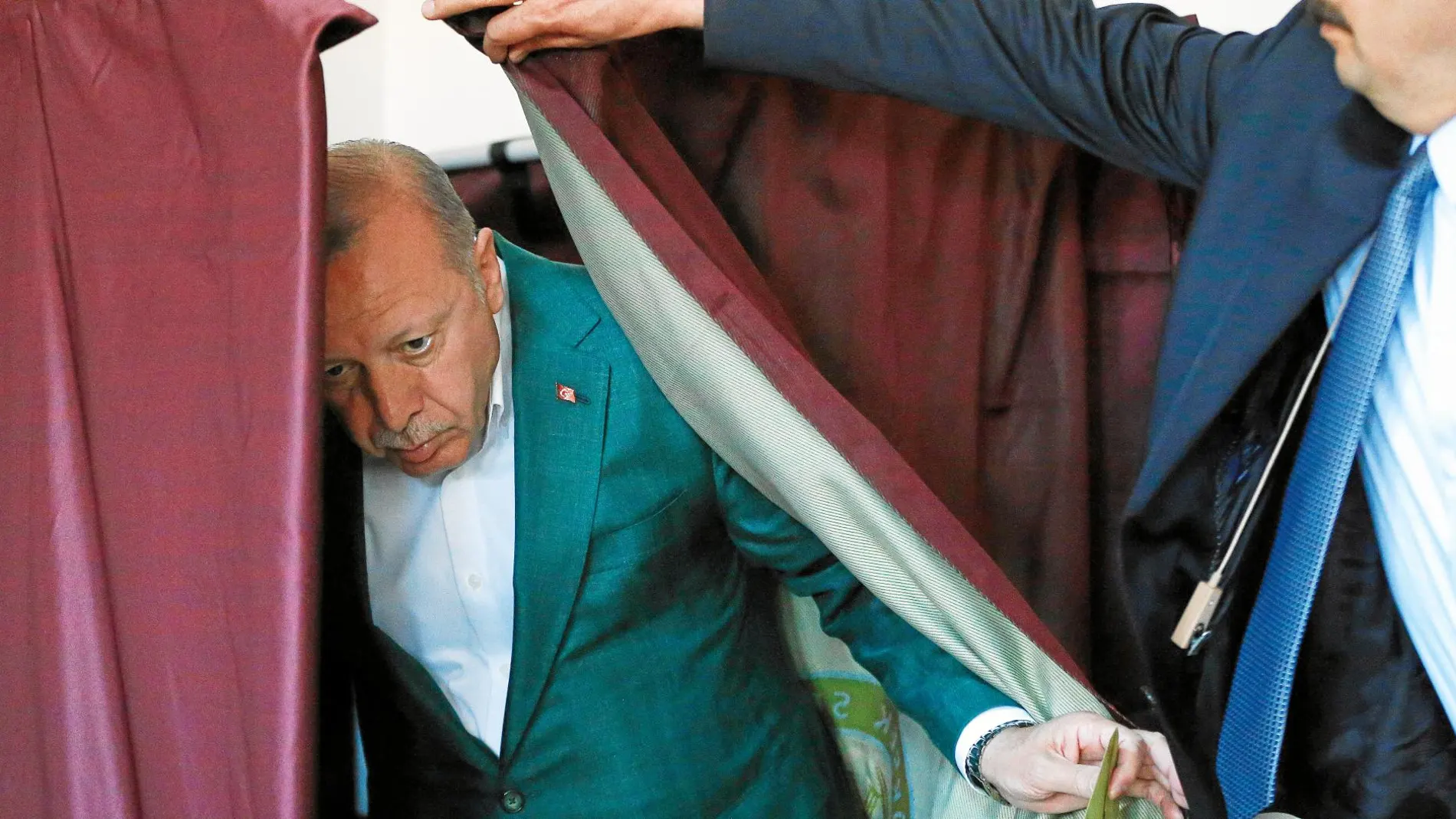 El presidente Tayyip Erdogan, tras votar ayer en Estambul