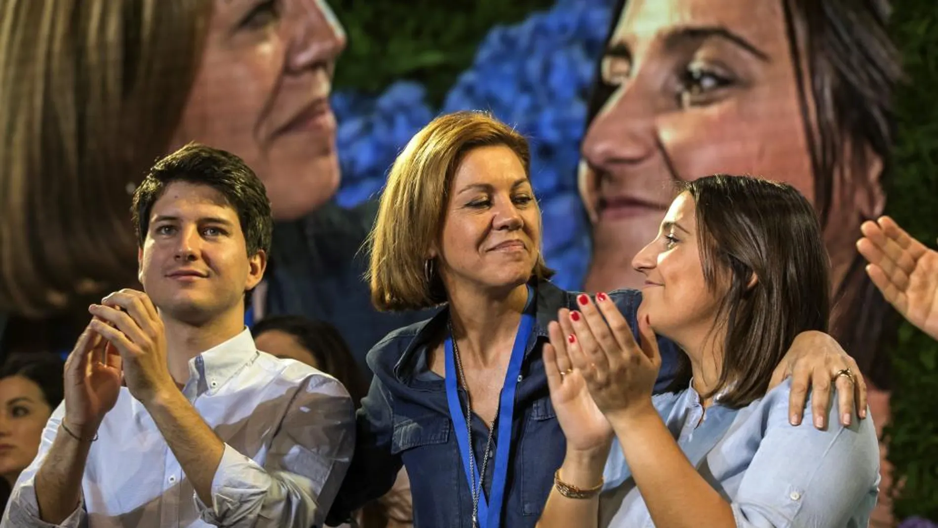 María Dolores de Cospedal, junto al nuevo presidente de Nuevas Generaciones, Diego Gago, y la presidenta saliente, Beatriz Jurado