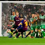 Los secretos de las faltas de Messi: doble efecto, cuerpo inclinado, mirada al balón...