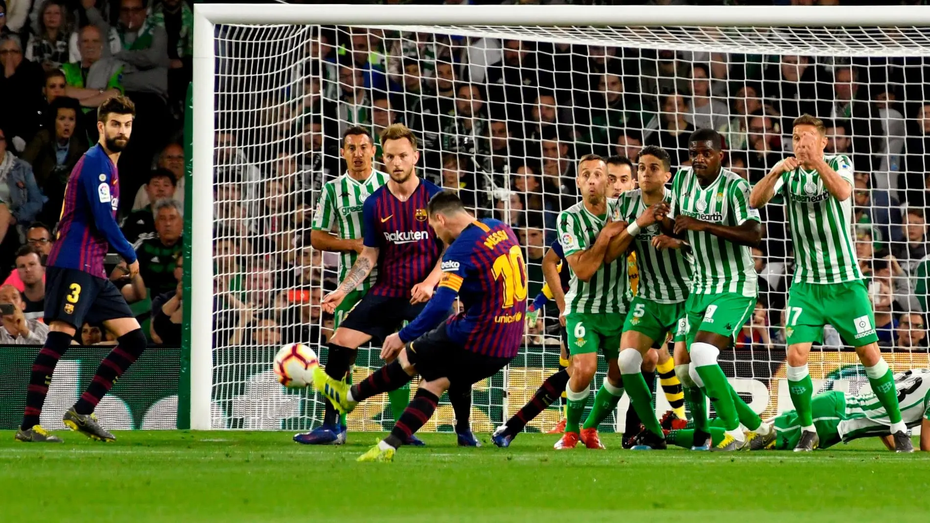 Los secretos de las faltas de Messi: doble efecto, cuerpo inclinado, mirada al balón...