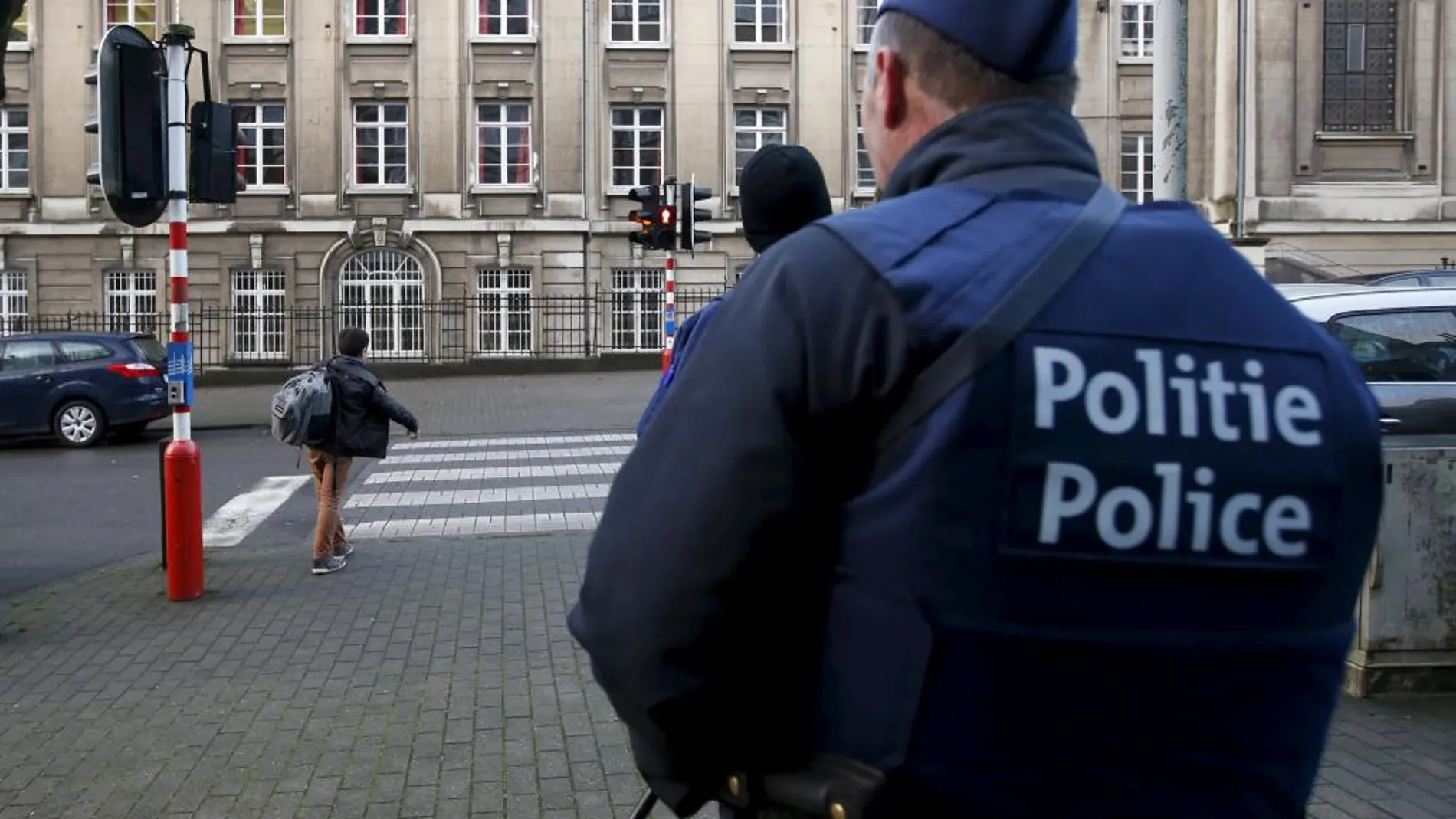 Policías belgas hacen guardia ante un colegio en Bruselas