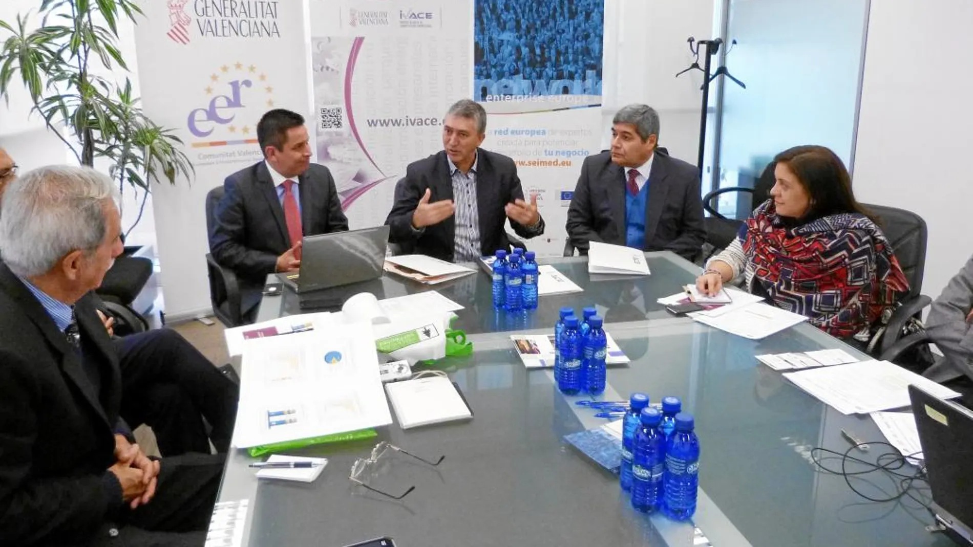 El conseller de Economía, Rafael Climent, recibió ayer una misión peruana, interesada por la innovación valenciana