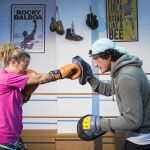 Jerónimo «Jero» García frente a Alicia, una de las mujeres a las que enseña boxeo en su gimnasio, «La Escuela», durante una sesión de entrenamiento