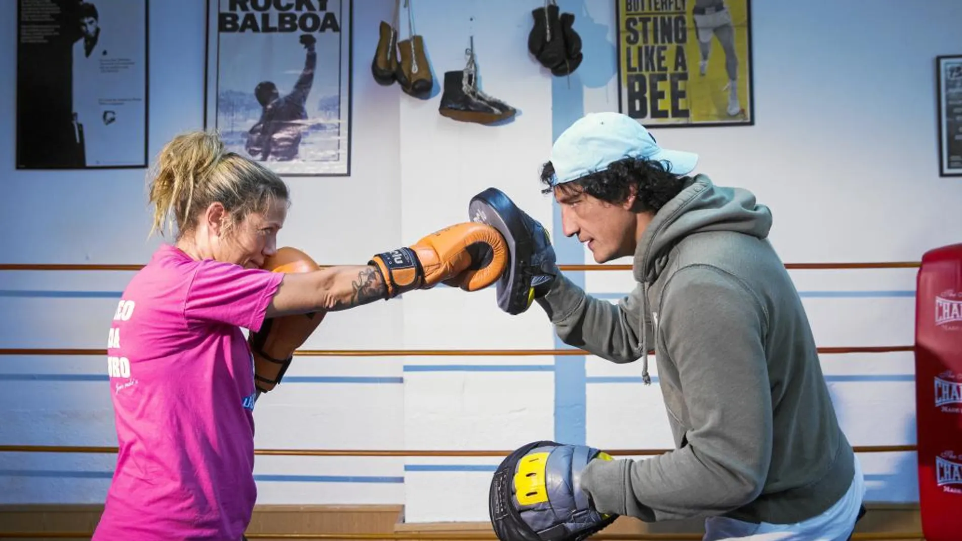 Jerónimo «Jero» García frente a Alicia, una de las mujeres a las que enseña boxeo en su gimnasio, «La Escuela», durante una sesión de entrenamiento
