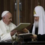 El Papa Francisco y el patriarca ortodoxo ruso Kiril (d) intercambian una declaración firmada por ambos el viernes 12 de febrero de 2016, en el aeropuerto José Martí de La Habana (Cuba)