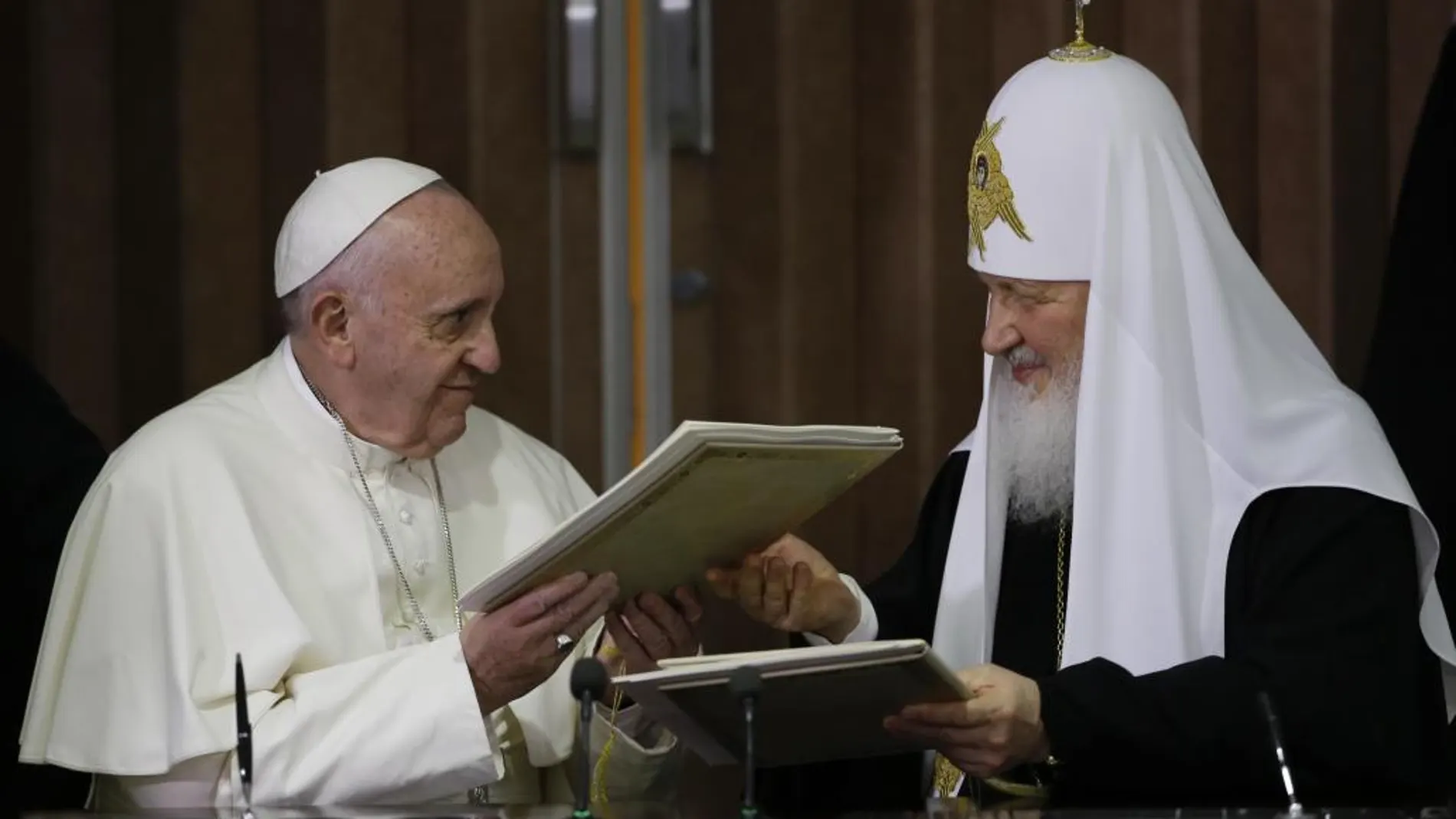 El Papa Francisco y el patriarca ortodoxo ruso Kiril (d) intercambian una declaración firmada por ambos el viernes 12 de febrero de 2016, en el aeropuerto José Martí de La Habana (Cuba)