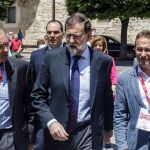 Mariano Rajoy, con el vicesecretario de UGT en Castilla y León, Evelio Angul, y por Pedro Hojas, secretario general de UGT-FICA en Burgos