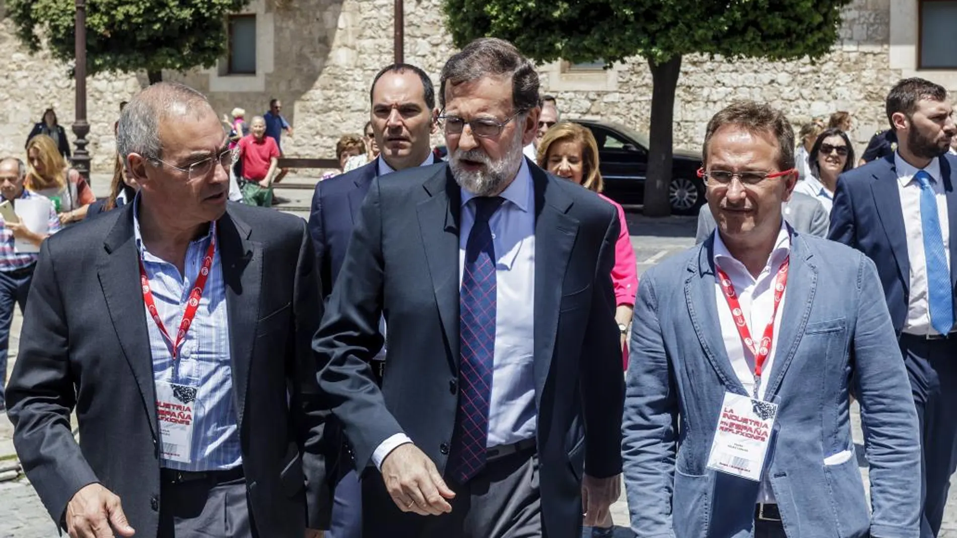 Mariano Rajoy, con el vicesecretario de UGT en Castilla y León, Evelio Angul, y por Pedro Hojas, secretario general de UGT-FICA en Burgos