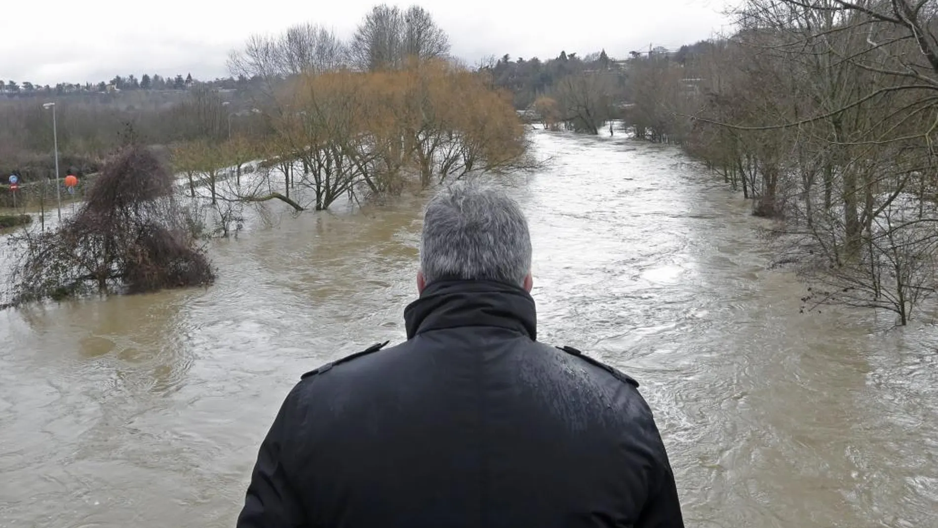 El alcalde de Pamplona, Joseba Asirón, durante la visita que realizó el lunes al entorno del río Arga