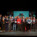 Foto de familia de los premiados en la gala con las autoridades