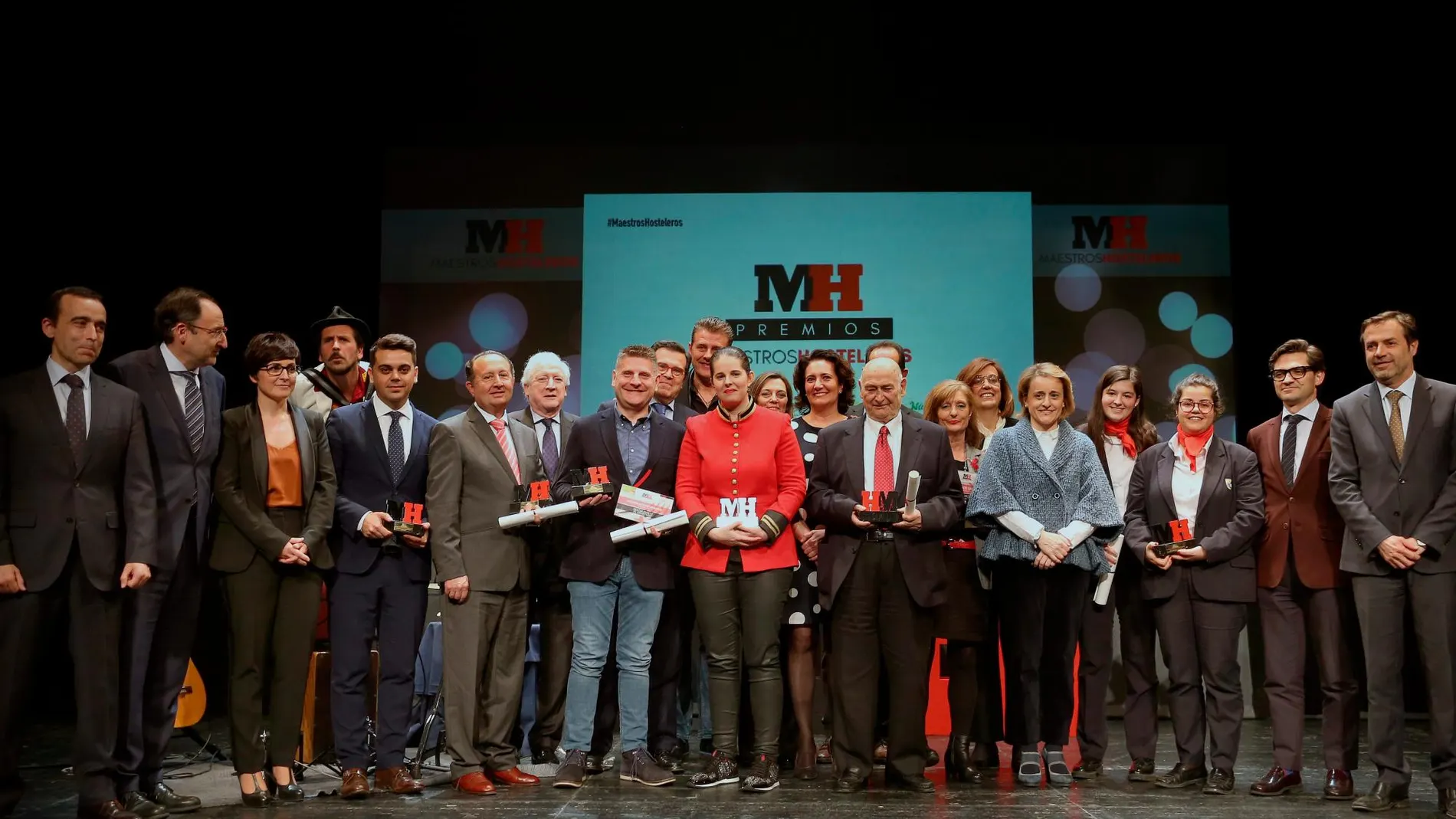 Foto de familia de los premiados en la gala con las autoridades