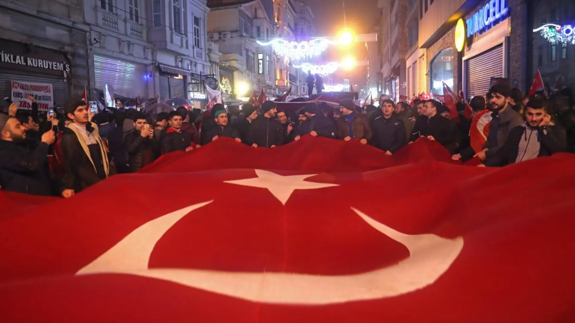 Protestas contra Holanda en la embajada del país en Turquía