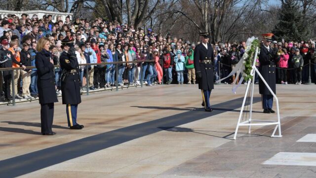 La ministra de Defensa de España, María Dolores de Cospedal (i), coloca una ofrenda floral hoy, jueves 23 de marzo del 2017, durante una ceremonia en la Tumba del Soldado Desconocido, realizada en el Cementerio Nacional de Arlington (Virginia), ciudad aledaña a Washington DC (EE.UU).
