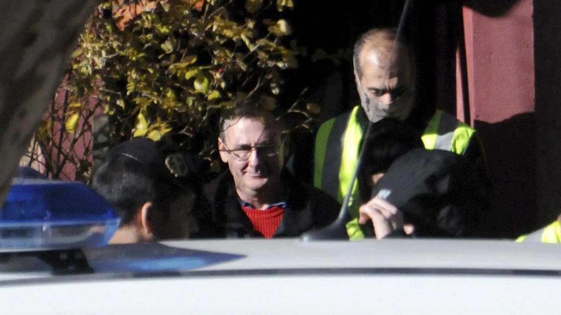 El yihadista Daniel Fernández Aceña, es trasladado por agentes de la Guardia Civil al registro efectuado hoy en una vivienda de Valsaín (Segovia).