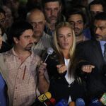 Lilian Tintori, la mujer de Leopoldo López, ayer, en la plaza Bolivar, tras conocer la sentencia
