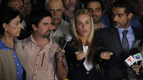 Lilian Tintori, la mujer de Leopoldo López, ayer, en la plaza Bolivar, tras conocer la sentencia