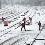 Trabajadores retiran la nieve de las vías del tren en la ciudad china de Nanchang