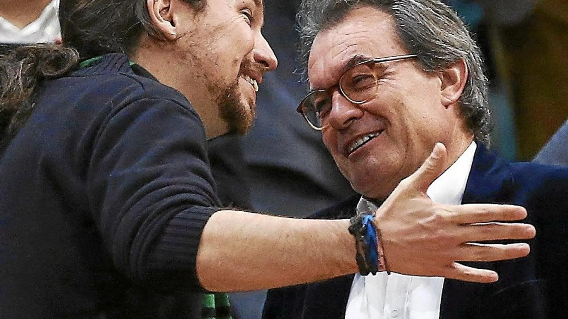 El líder de Podemos, Pablo Iglesias, disfrutó ayer en el pabellón Olímpico de Badalona de un partido entre el Divina Joventut y al Barcelona Lassa, donde tuvo tiempo para hablar con el ex presidente de la Generalitat Artur Mas.