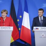 La canciller alemana, Angela Merkel y el presidente galo, Emmanuel Macron ofrecen una rueda de prensa durante la cumbre de jefes de Estado de la UE, en Bruselas
