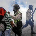 Los manifestantes desafían la fuerza bruta del chavismo para reivindicar elecciones libres y el fin de la dictadura madurista