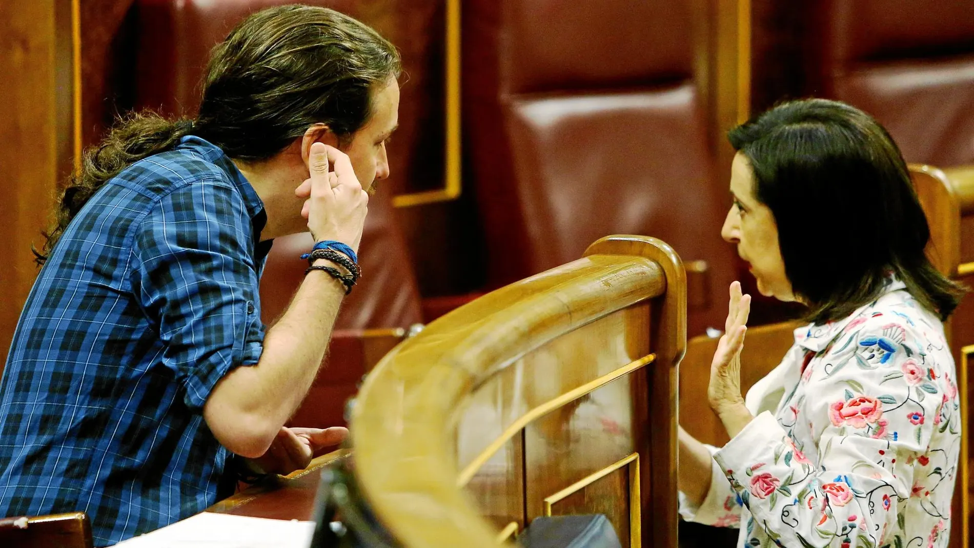 Margarita Robles se dirige a Pablo Iglesias en el Congreso de los Diputados
