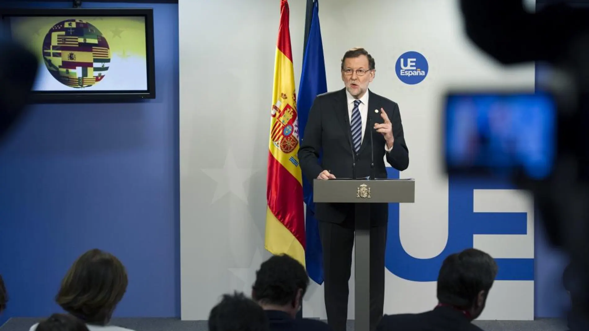 El presidente del Gobierno, Mariano Rajoy, durante la rueda de prensa al término de la reunión de Bruselas de los líderes de la Unión Europea (UE)