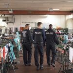 Agentes de policía inspeccionan un campamento de refugiados en Passau, Alemania, hoy, 30 de octubre de 2015.