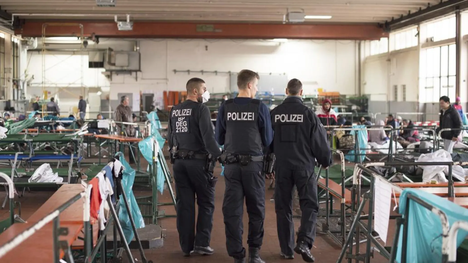 Agentes de policía inspeccionan un campamento de refugiados en Passau, Alemania, hoy, 30 de octubre de 2015.