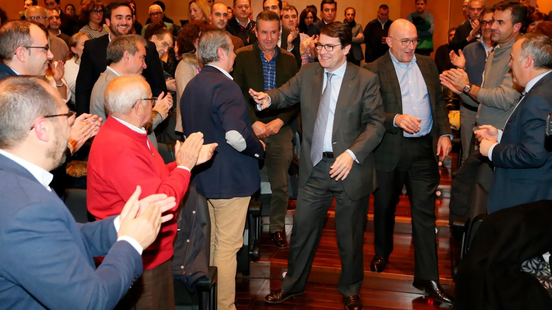 El presidente del PP de Castilla y León, Alfonso Fernández Mañueco, y el de Valladolid, Jesús Julio Carnero, saludan a los asistentes a la Convención
