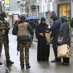 Soldados belgas piden documentación en Bruselas, en una imagen de archivo